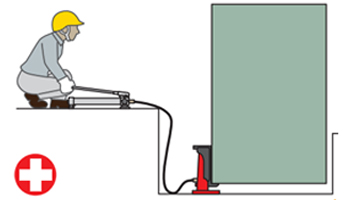 右圖：密閉空間使用分離爪式千斤頂